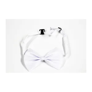Nœud papillon blanc classique avec sangle réglable et boucle noire vue de détail.