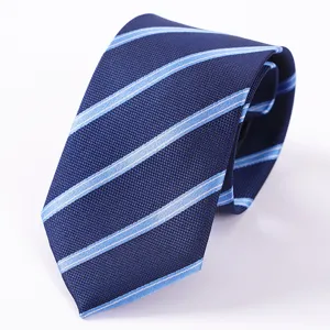 Primo piano dettagliato della classica cravatta blu scuro con eleganti strisce diagonali azzurre.