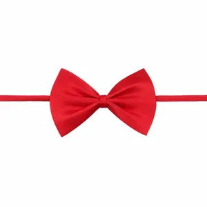 Vue détail du nœud papillon rouge avec dimensions, nœud de 10x6.5cm et sangle de 40cm.