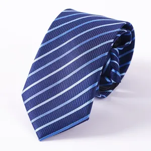 Dettaglio ravvicinato di una cravata blu classica con tessuto fine e righe ordinate.
