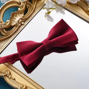 Bordarote doppelte Fliege für Herren, formelles Hochzeitsaccessoire eleganter Detailshot.