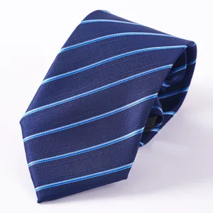 Primo piano dettagliato di una cravatta classica da uomo blu scuro con eleganti righe bianche.