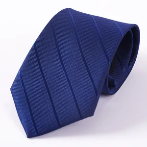 Vista ravvicinata dettagliata della classica cravatta da uomo a righe blu in tessuto.