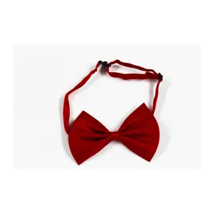 Vue de détail d'un nœud papillon rouge en tissu avec sangle noire réglable classique.