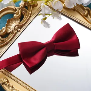 Weinrote Satin Fliege Detailansicht, elegantes Herren Accessoire fuer die Hochzeit.