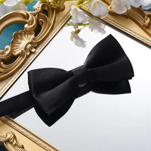 Schwarze Fliege Detailaufnahme, elegantes formelles Accessoire fuer Hochzeit und Feste.