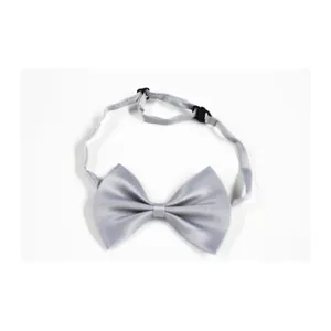 Détail de nœud papillon en satin gris avec sangle réglable pour costume formel.