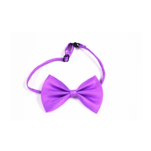Vue détaillée du nœud papillon violet, sangle noire ajustable, belle texture lisse.