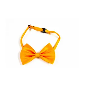 Détail de nœud papillon en satin orange avec sangle noire réglable pour tenue élégante.