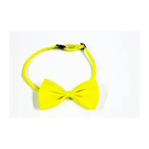 Détail de nœud papillon jaune avec sangle réglable et texture de tissu pour tenues formelles.