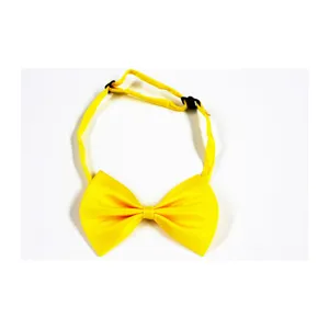 Detail de noeud papillon jaune avec sangle noire ajustable et texture en tissu pour tenue formelle
