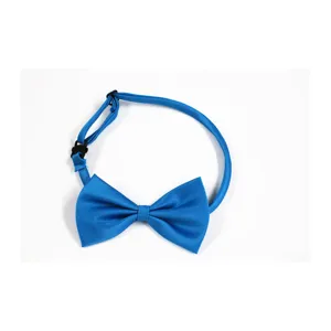 Gros plan sur les détails du nœud papillon en satin bleu classique avec sangle réglable.