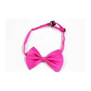 Noeud papillon en satin rose vif avec sangle à boucle en plastique noir réglable pour hommes.