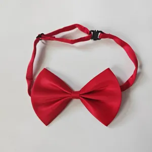 Nœud papillon rouge en satin vue de détail, sangle réglable avec boucle pour tenues formelles.