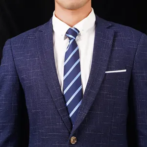Detaillierte Nahaufnahme der klassischen blau gestreiften Krawatte zum Business-Anzug.