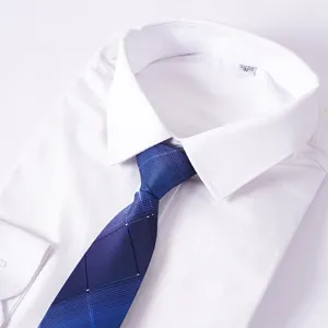 Camicia da uomo formale bianca d'affari abbinata a elegante cravatta con zip a quadri blu