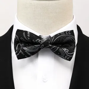 Vue detaillee d'un beau noeud papillon noir et argente motif cachemire, accessoire chic.