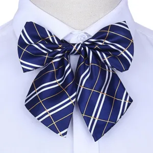 Élégant nœud papillon à carreaux bleu foncé, accessoire parfait pour chemise professionnelle.