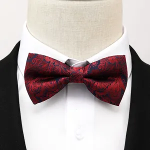 Nœud papillon cachemire bordeaux détail, accessoire élégant pour mariage et costume homme.