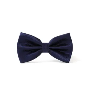 Klassische dunkelblaue Fliege Detail zeigt feines Gewebe und elegante Doppellagenstruktur.