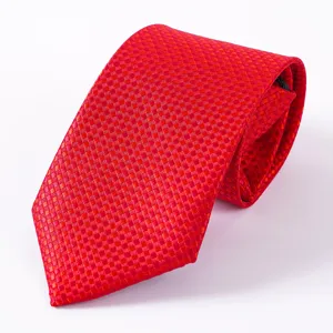 Dettaglio cravatta uomo rossa testurizzata, elegante cravatta da lavoro classica.