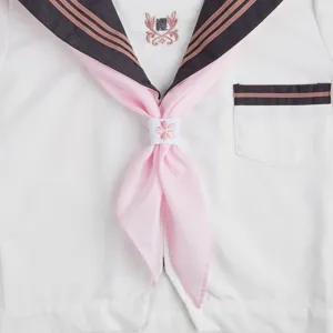 Japanischer JK Uniform Matrosenanzug Set mit rosa Dreieckstuch und Kirschblütenbrosche.