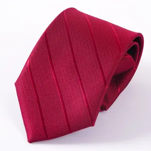 Classica cravatta da uomo a righe bordeaux, elegante accessorio formale per abito da sposo.