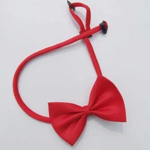 Détails du nœud papillon rouge classique avec sangle réglable et belle finition en tissu.