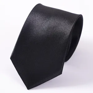 Vista dettagliata della classica cravatta nera in seta, texture liscia, elegante accessorio