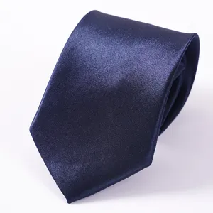 Primo piano dettagliato di una cravatta formale da uomo blu scuro in tessuto liscio.