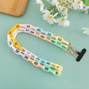 Detail der bunten Acryl-Kette im Macaron-Stil, stylisches Handyketten-Accessoire mit Gold.