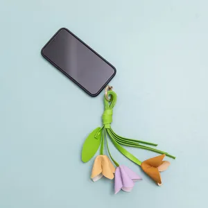 Llavero y colgante de bolso de cuero PU con flor simulada, elegante accesorio.
