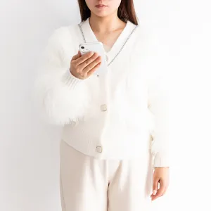 Cardigan pelucheux blanc tendance avec col en V et boutons élégants pour les femmes.