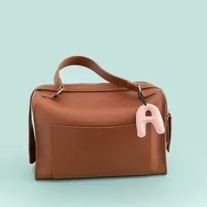 Vista dettagliata della borsa in pelle PU marrone con grazioso ciondolo portachiavi lettera A rosa.