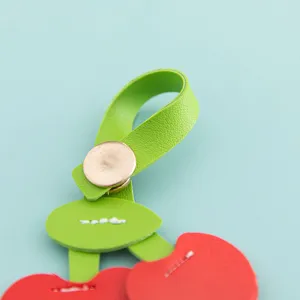 Niedlicher Leder Kirsche Taschenanhänger Schlüsselanhänger, stilvolles Frucht-Design.