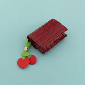 Rote Krokodilmuster Mini-Brieftasche mit süßem grünen Herz-Kirschen-Schlüsselanhänger.