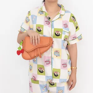 Elegante PU-Leder-Satteltasche mit einem süßen Kirsch-Schlüsselanhänger als Mode-Accessoire.