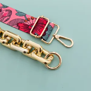 Gedetailleerd overzicht van dames tas schouderriem, bloemen band en gouden ketting.