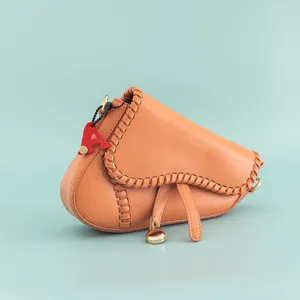 Détail de sac de selle double en cuir PU orange surpiqûre charme lettre rouge