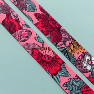 Detailopname van brede dames tas schouderband, roze bloemen jacquard webbing riem 3.8cm.