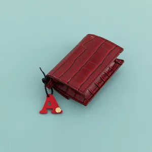 Porte-clés en similicuir motif crocodile rouge avec pendentif lettre A pour femmes.