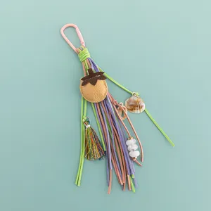 Breloque de sac à franges DIY avec fruits en cuir et pendentifs coquillages colorés.