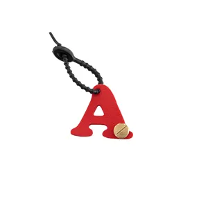 Détail de pendentif lettre A en cuir PU rouge, charmant accessoire pour sac à main de femme.