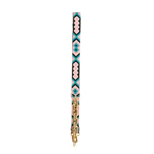Brede jacquard crossbody tasriem voor dames met gouden ketting detail stijlvol en chic.