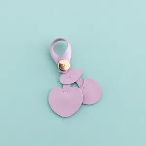 Süßer PU-Leder Kirsche Herz Taschenanhänger Detail, minimalistisches rosa Schlüsselanhänger.