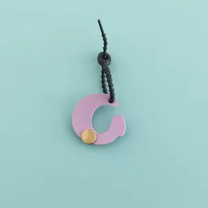 Vue detaillee d un porte cles lettre C en cuir PU violet avec rivet metallique et cordon.