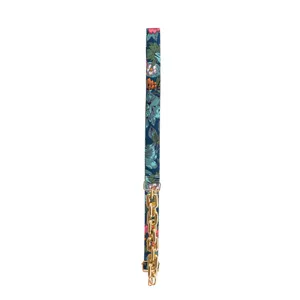 Gedetailleerd overzicht van damestas schouderband met bloemen jacquard en gouden ketting.