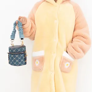 Elegante bolso bombonera de denim para mujer, bolso de mano cilíndrico con asa fruncida.