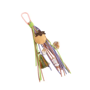 Pendentif de sac pompon en suédine coloré avec perles coquillage fruit pour porte-clés.