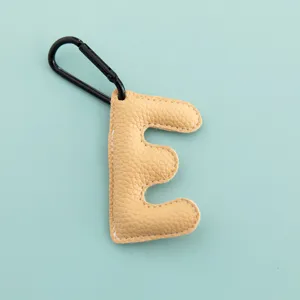 Primo piano del portachiavi in pelle PU lettera E, dettaglio elegante pendente borsa.